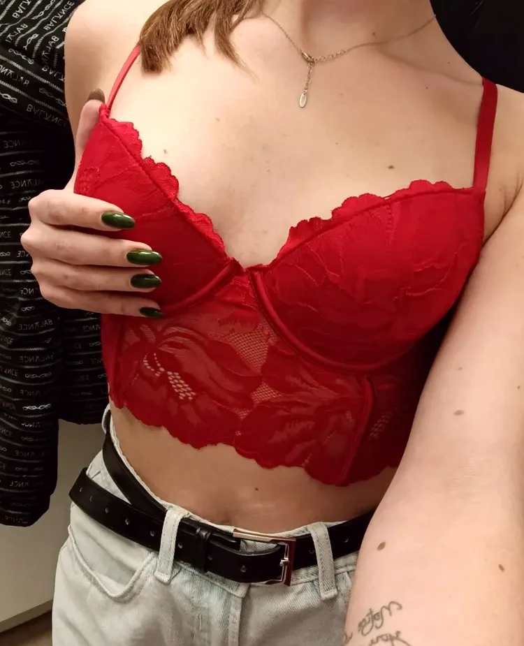 Mia, 28